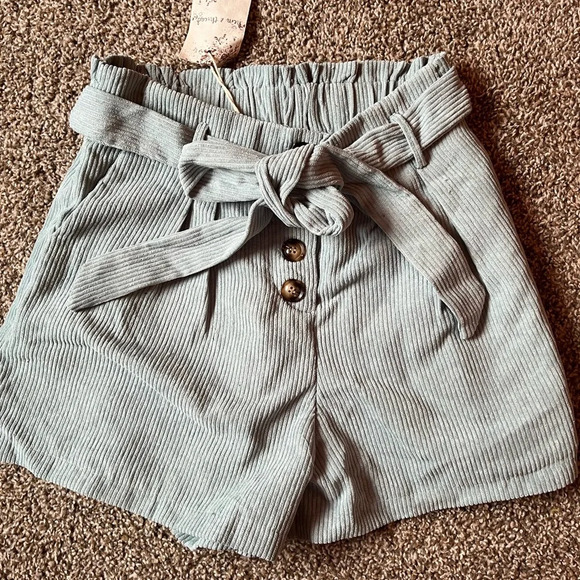 Paper bag style shorts - Picture 1 of 2